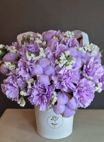 Композиция в коробке «Фиалка» от интернет-магазина цветов в 