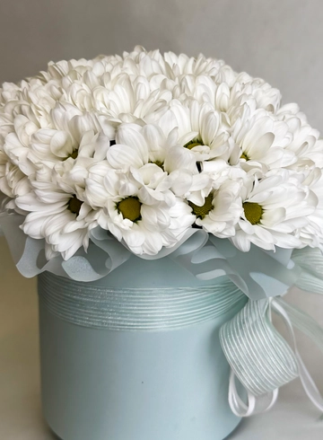 Композиция с хризантемами в коробке  от интернет-магазина цветов в 