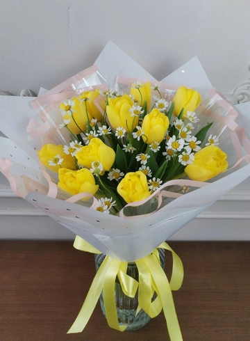 Букет из тюльпанов и ромашек от интернет-магазина цветов в 