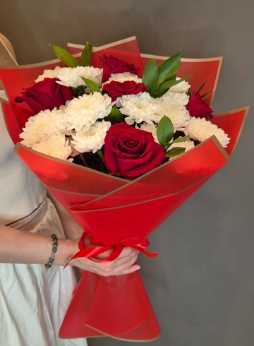 Букет из красных роз и белых хризантем от интернет-магазина цветов в 