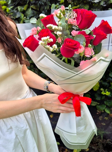 Сборный букет из красных роз от интернет-магазина цветов в 