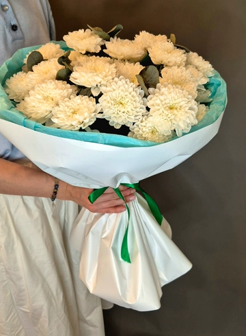 Букет из белых хризантем и эвкалипта от интернет-магазина цветов в 