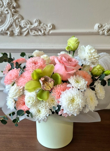 Композиция в шляпной коробке «Весеннее настроение» от интернет-магазина цветов в 