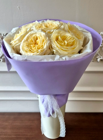 Букет из 7 кремовых роз от интернет-магазина цветов в 