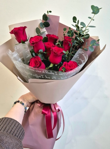 Букет из красных роз и эвкалипта от интернет-магазина цветов в 