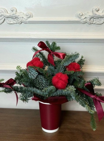 Новогодняя композиция в стаканчике от интернет-магазина цветов в 