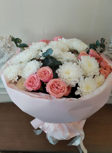 Букет из кустовых роз, хризантем и эвкалипта от интернет-магазина цветов в 