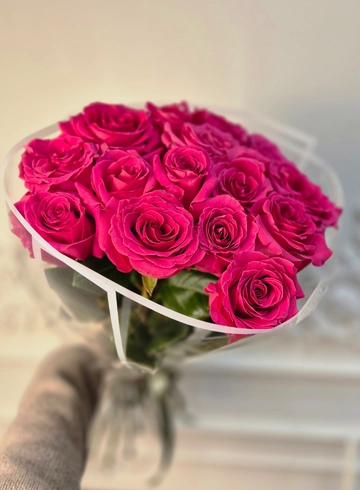 Яркие малиновые розы от интернет-магазина цветов в 