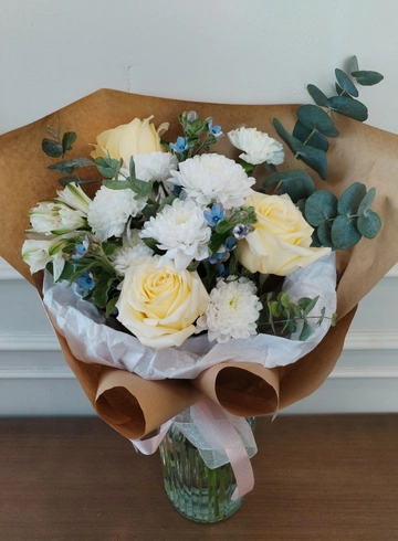 Букет розами, хризантемами инезабудками от интернет-магазина цветов в 