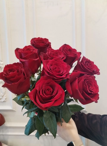 Букет из красных роз под ленту от интернет-магазина цветов в 