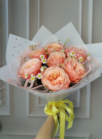 Букет из пионовидных роз с ромашками от интернет-магазина цветов в 