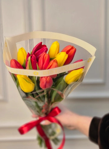 Букет из 13 солнечных тюльпанов от интернет-магазина цветов в 